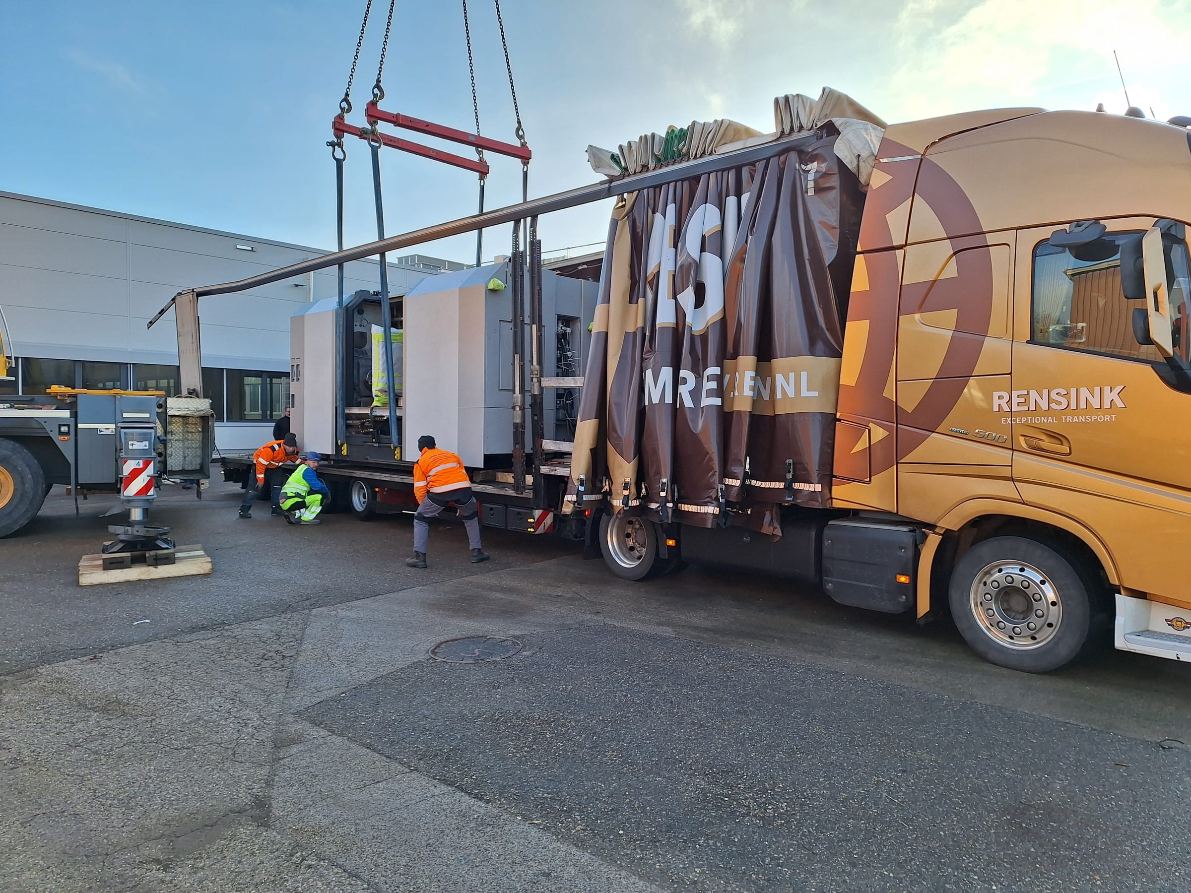 Verladung einer CNC-Anlage auf einen Rensink-Schwerlasttransport