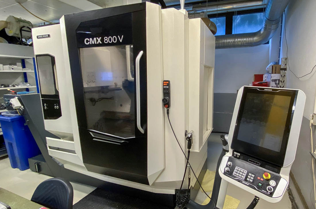 DMG MORI CMX 800 V — vertikales Bearbeitungszentrum während der Bewertungsaufnahme