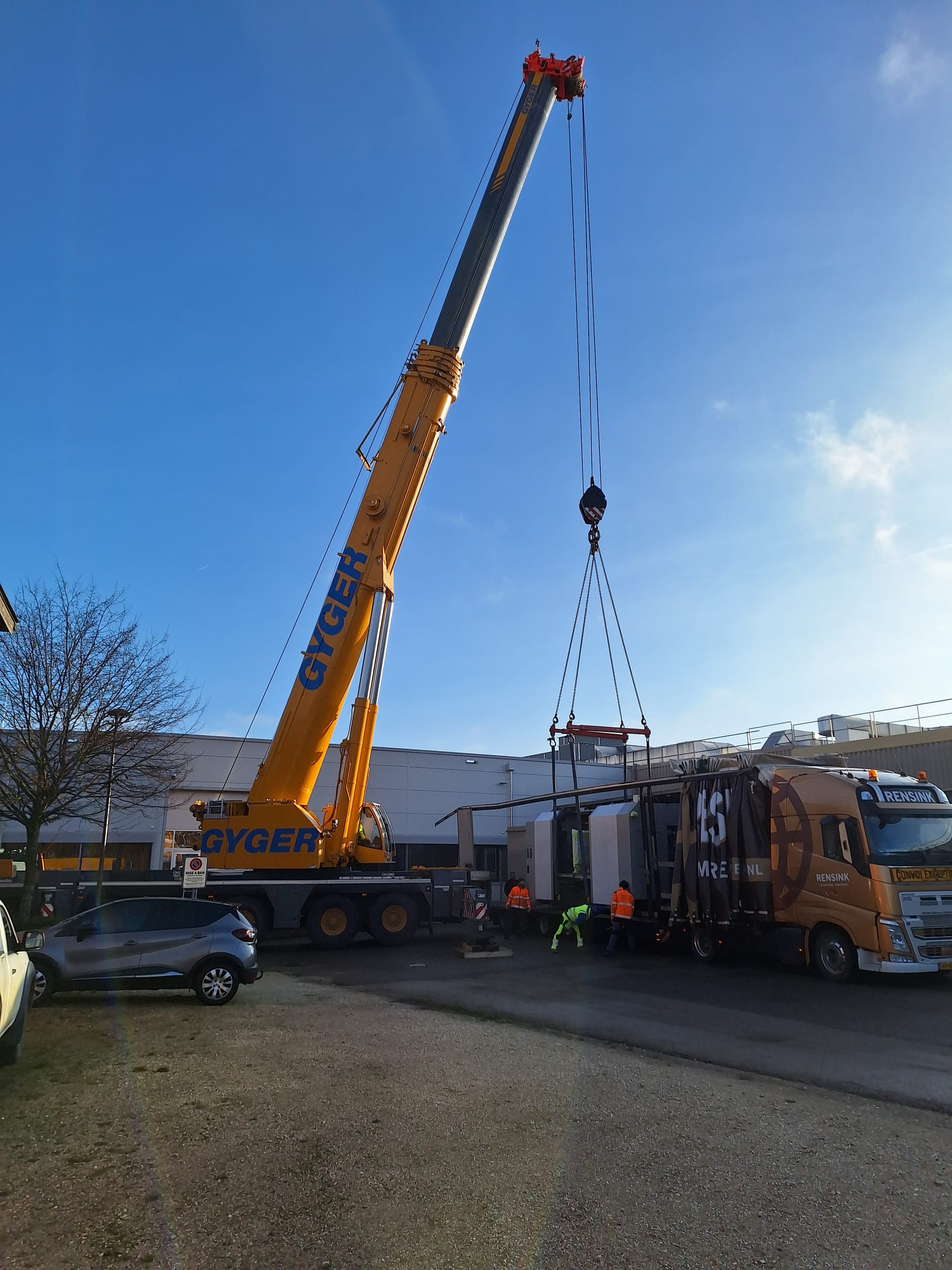 Verladung einer CNC-Maschine durch Gyger auf einen Rensink-Spezialtransport