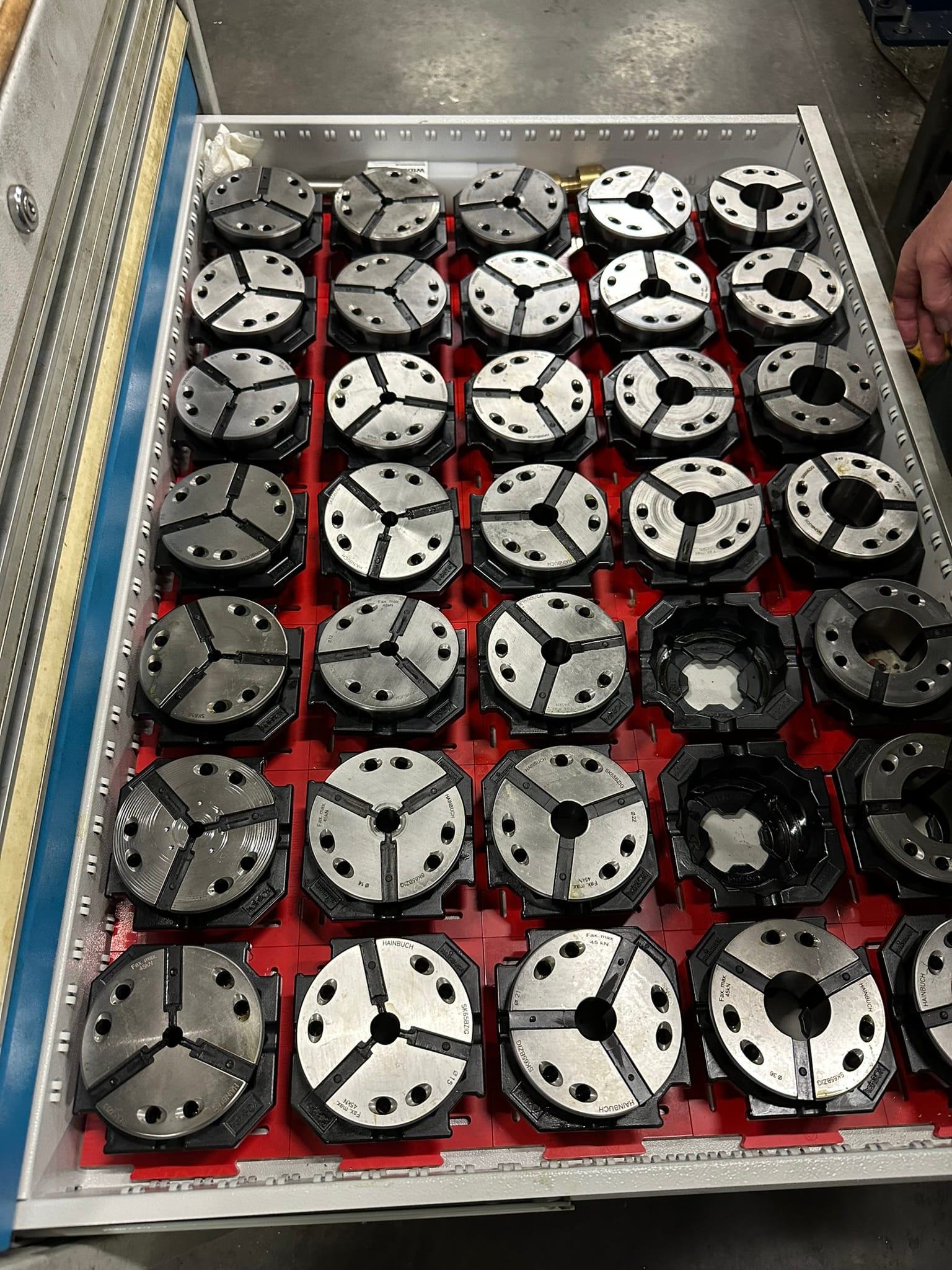 Spannzangen und Werkzeugzubehör einer CNC-Drehmaschine in der Werkstattlade