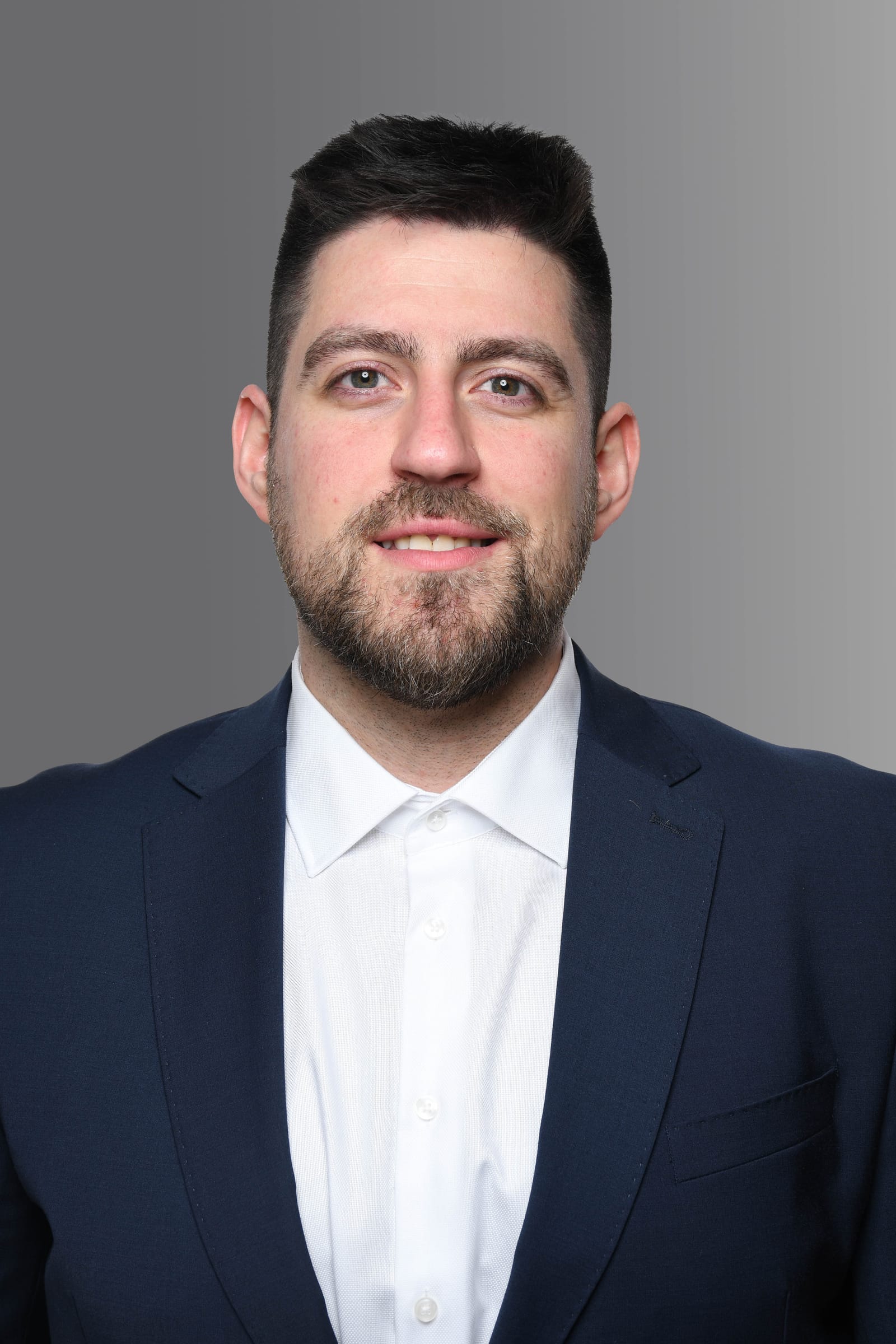 Porträt von Lucas Agustí, COO und Mitgründer von ankaufcncmaschinen.de